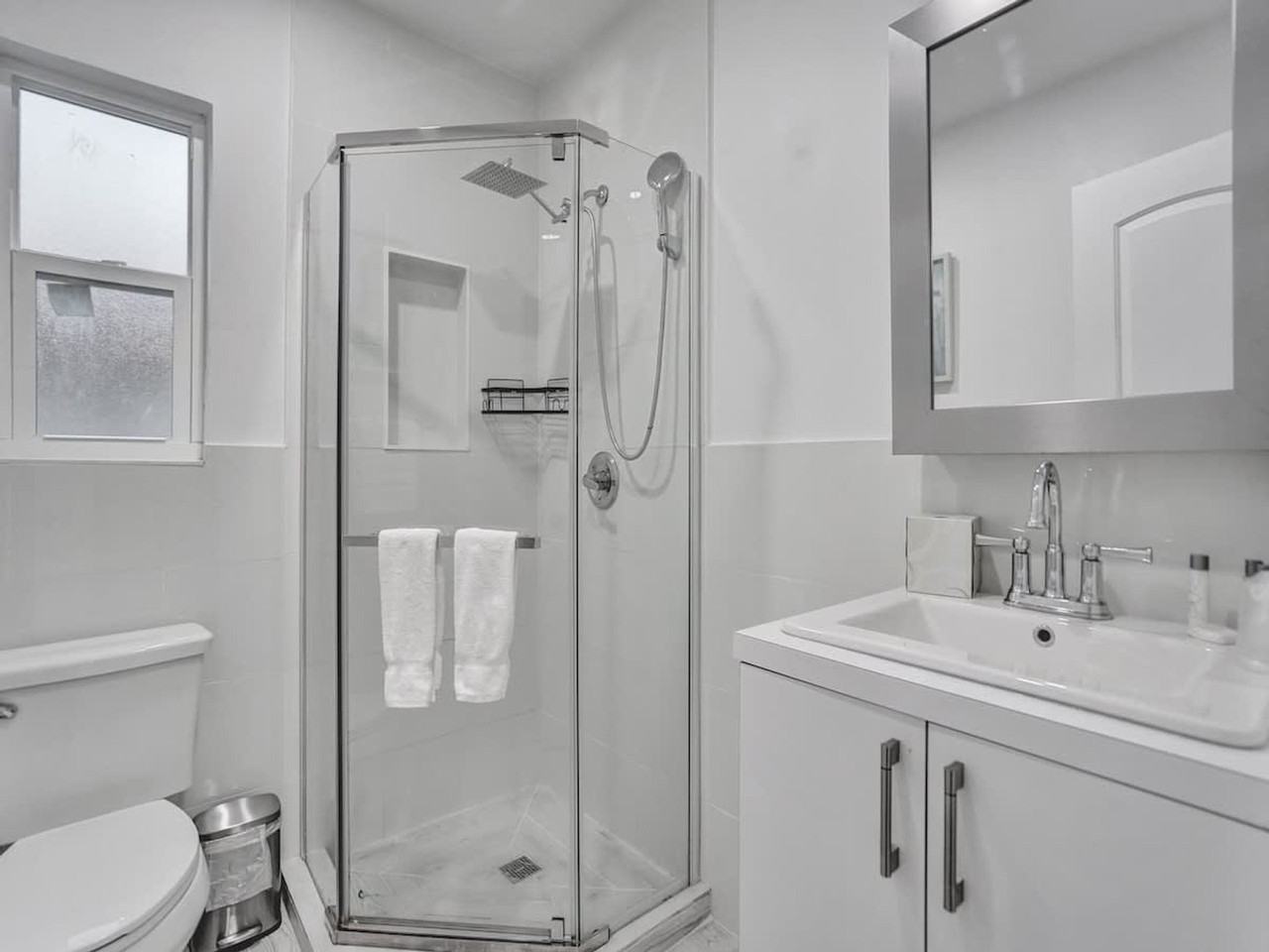 906 N Riverside Dr #1503945P - Photo 2 of 29