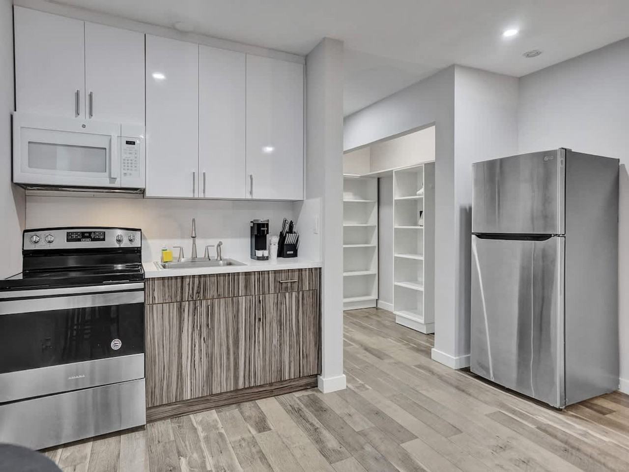 906 N Riverside Dr #1503945P - Photo 3 of 29