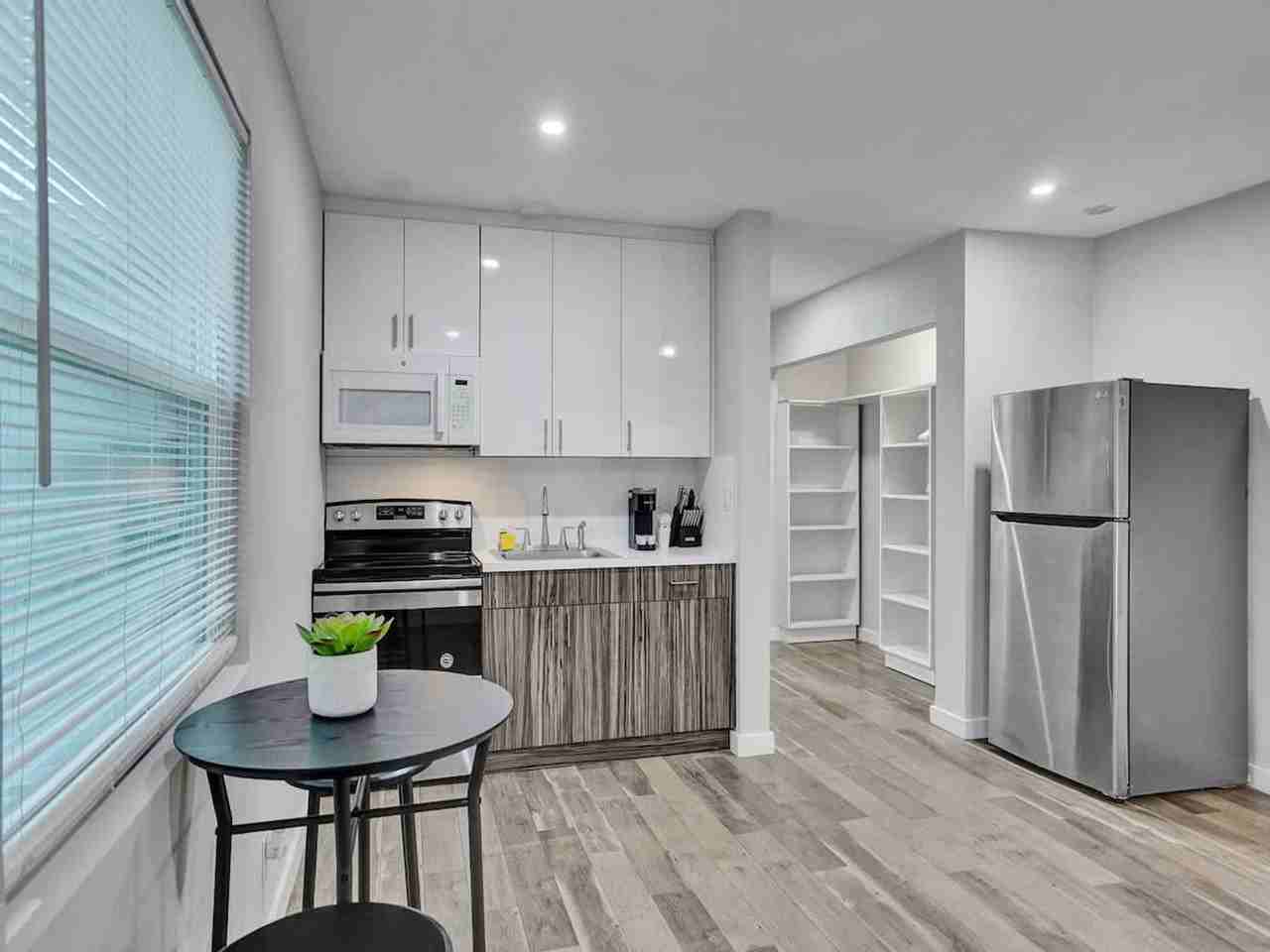 906 N Riverside Dr #1503945P - Photo 5 of 29