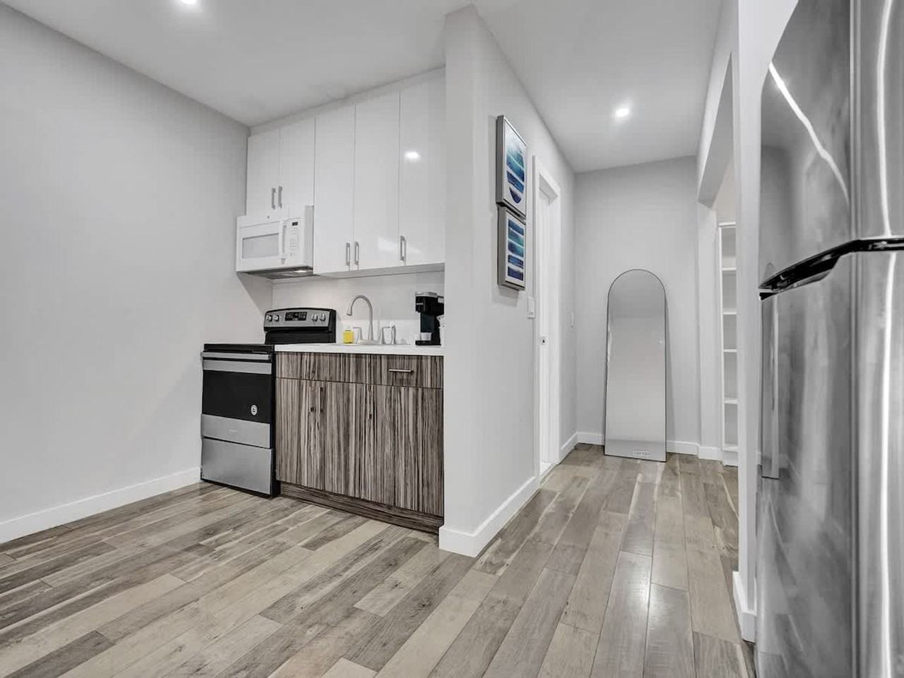 906 N Riverside Dr #1503945P - Photo 7 of 29