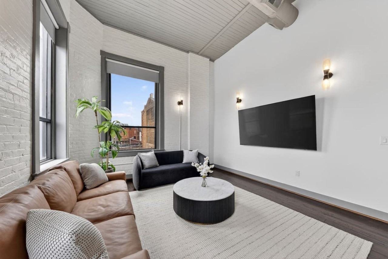 21 E 15th St #1521012P - Photo 2 of 30