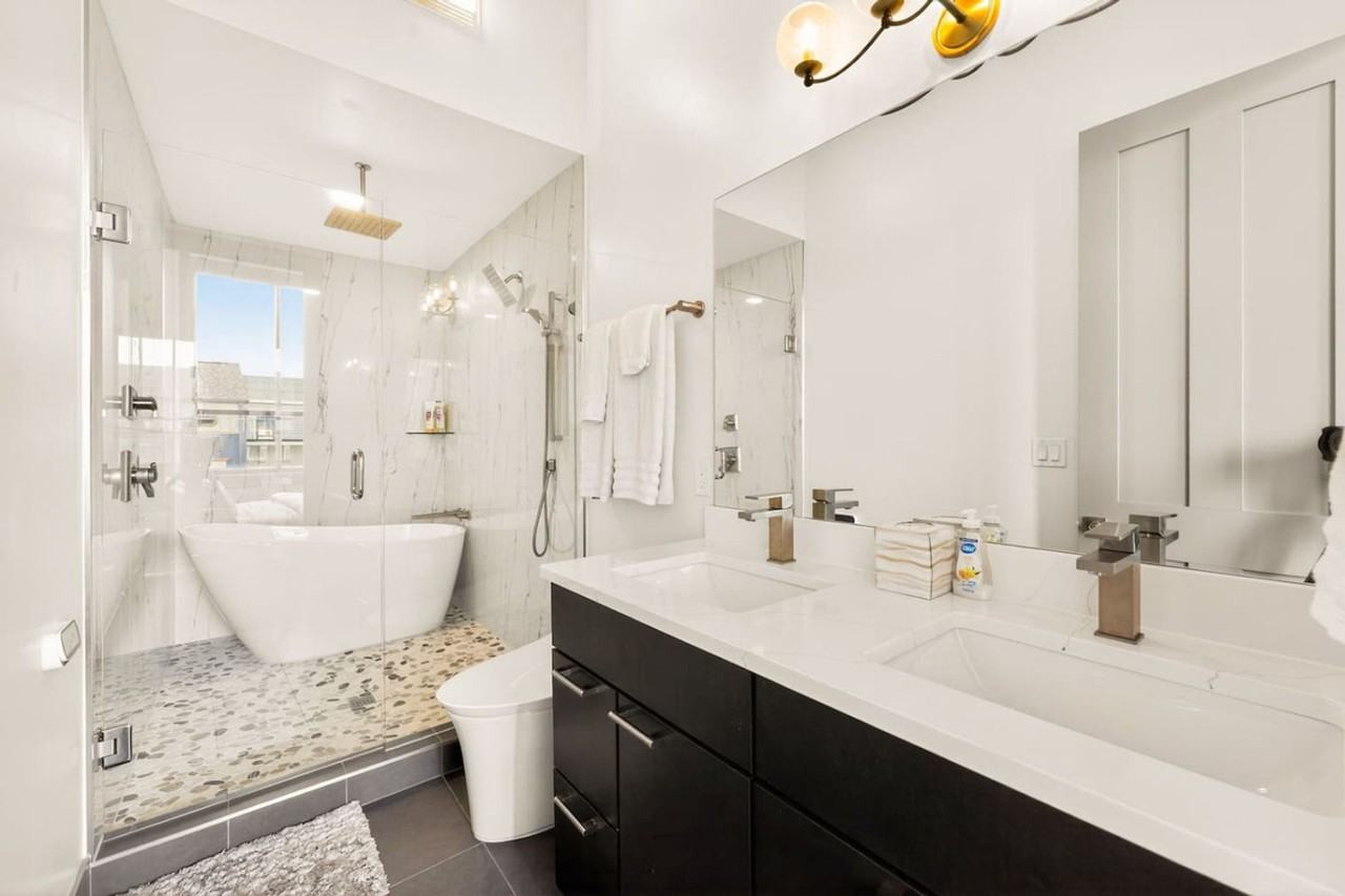 21 E 15th St #1521012P - Photo 3 of 30