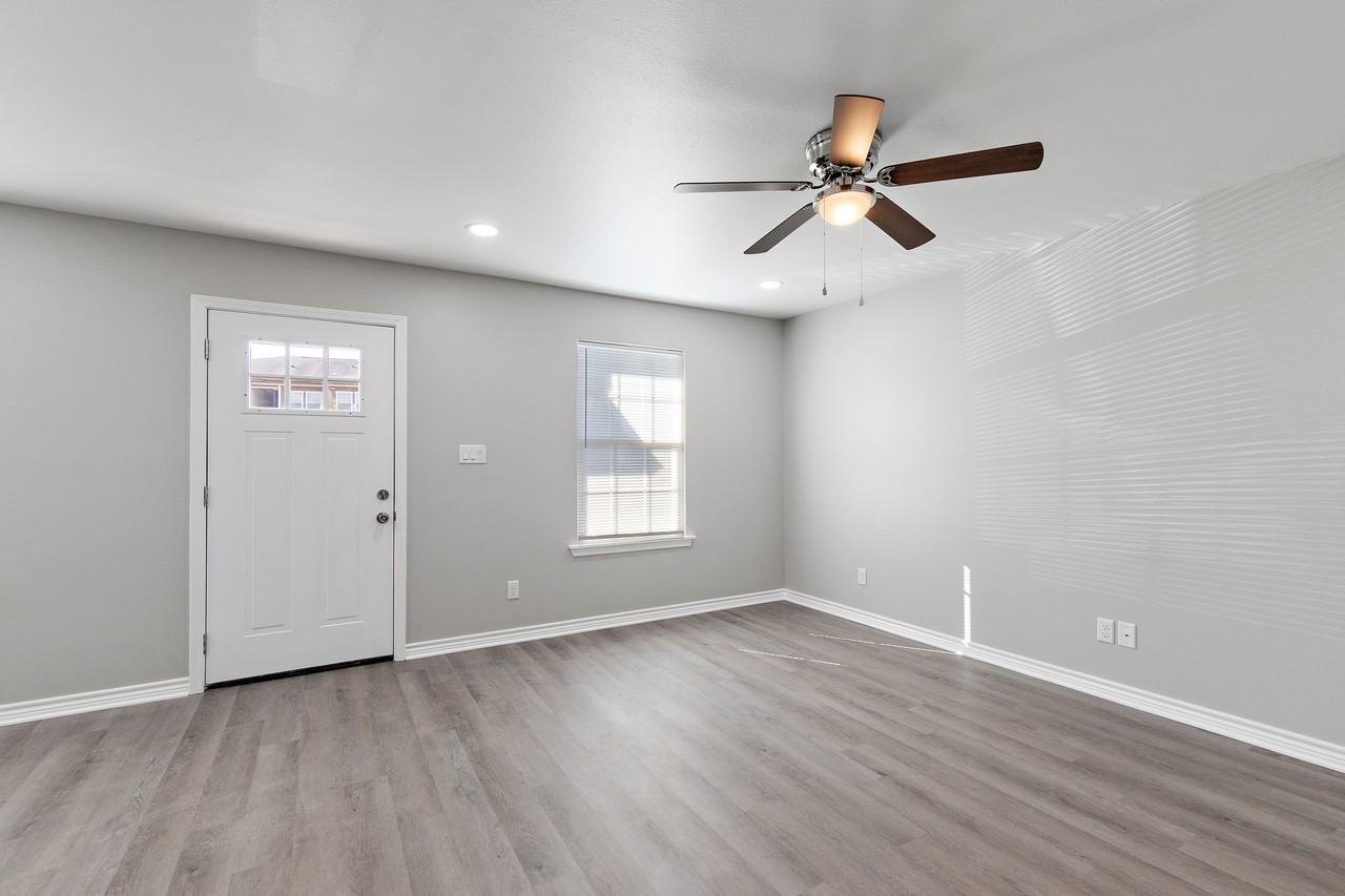 224 Travis St #101 - Photo 5 of 9