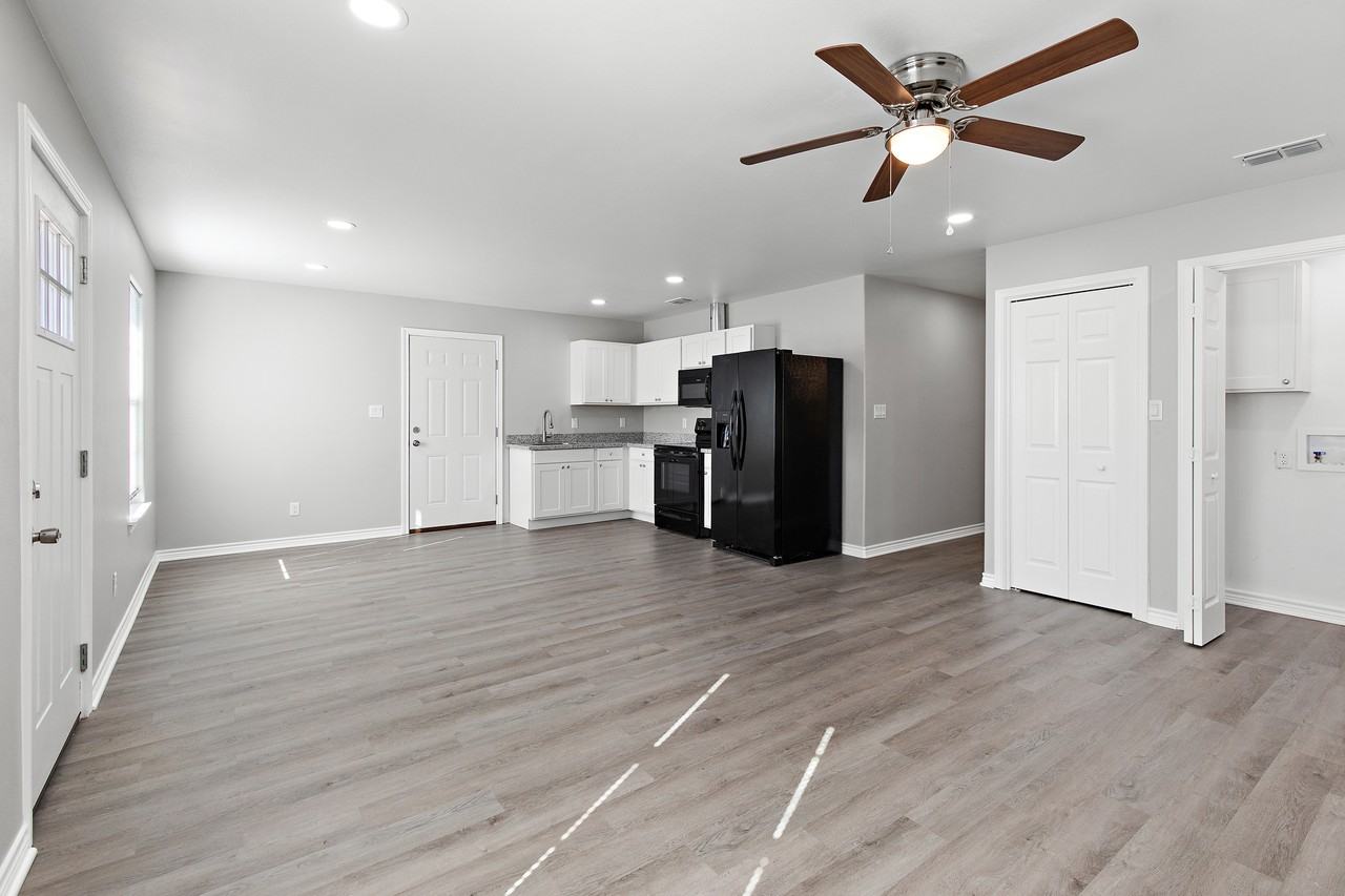 224 Travis St #101 - Photo 7 of 9