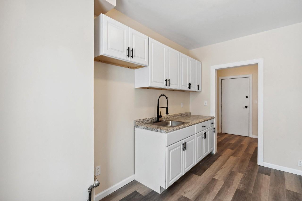 408 E 6th St #10 - Photo 4 of 13