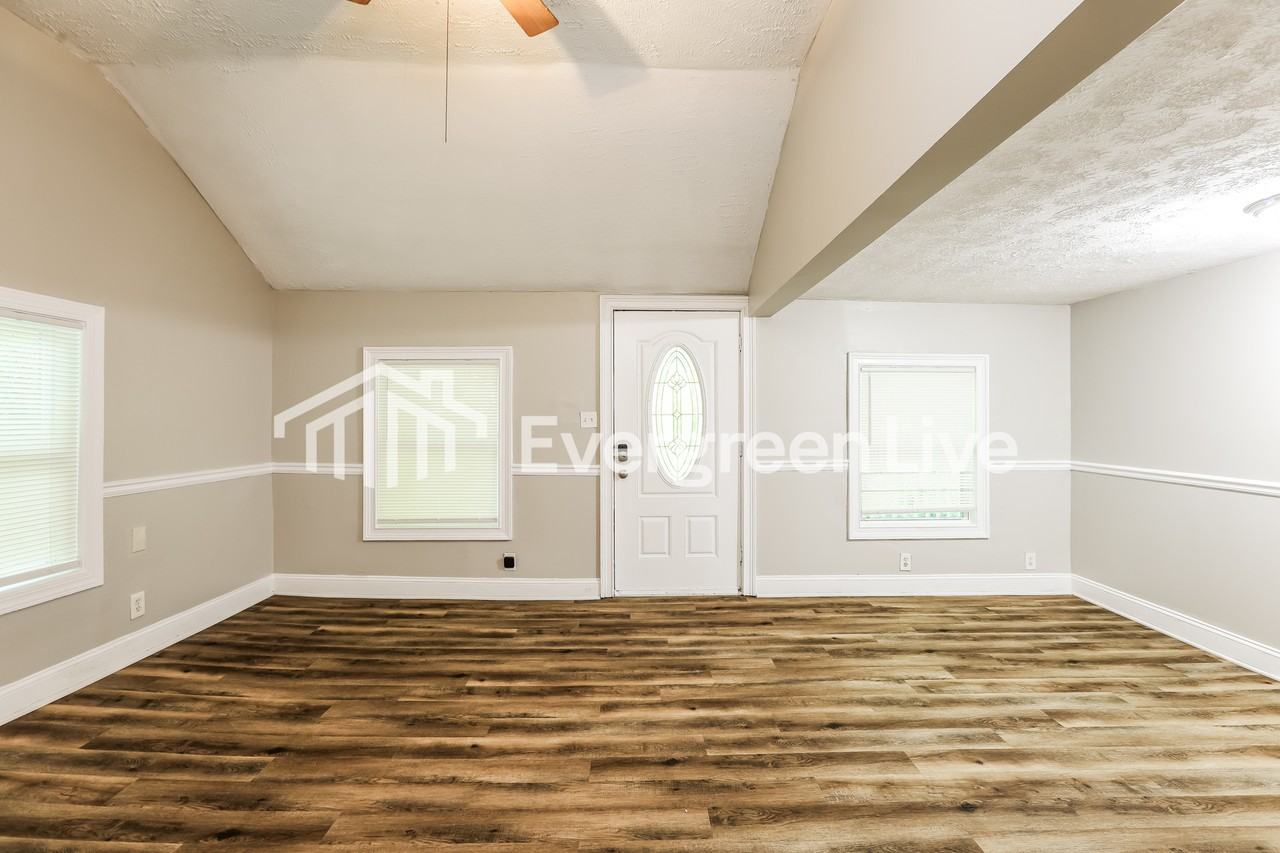 3906 Valley Rd - Photo 3 of 10