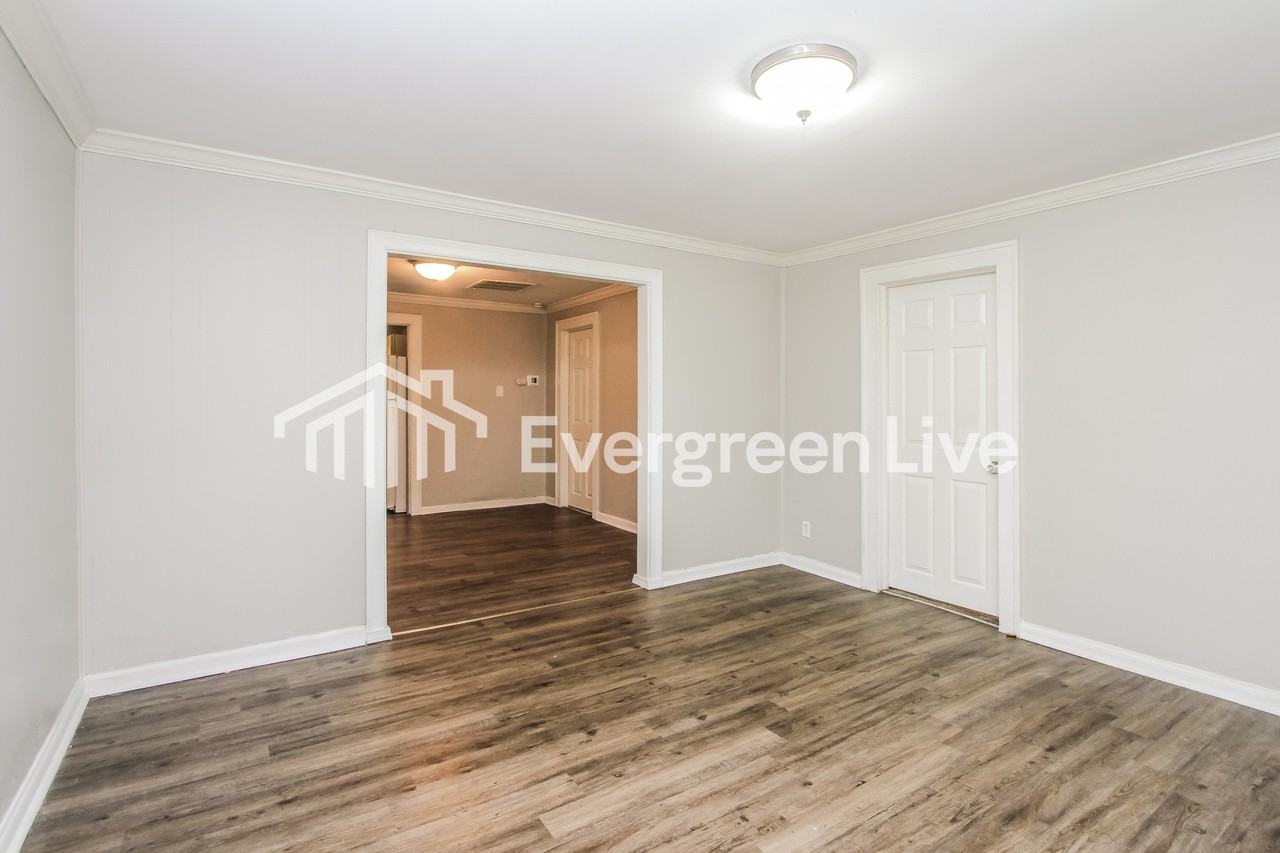2230 N Butler Ave - Photo 4 of 15