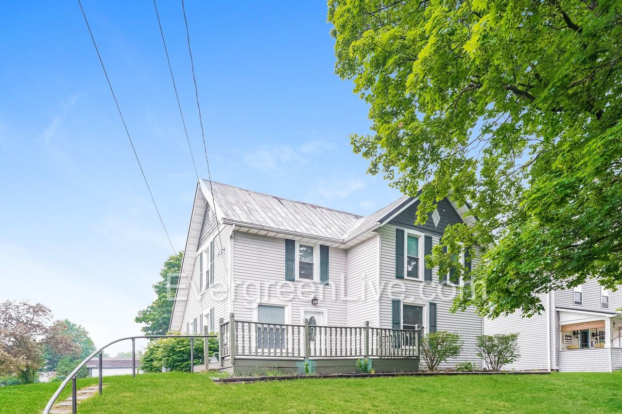 32 E Main St