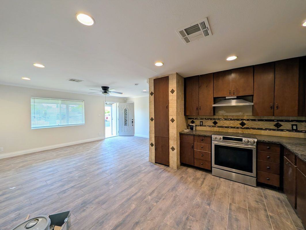 13208 W Tuckey Ln - Photo 5 of 50