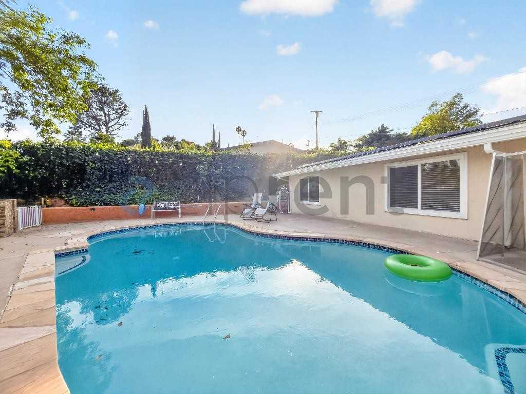 20520 Rhoda St #1 - Photo 7 of 35