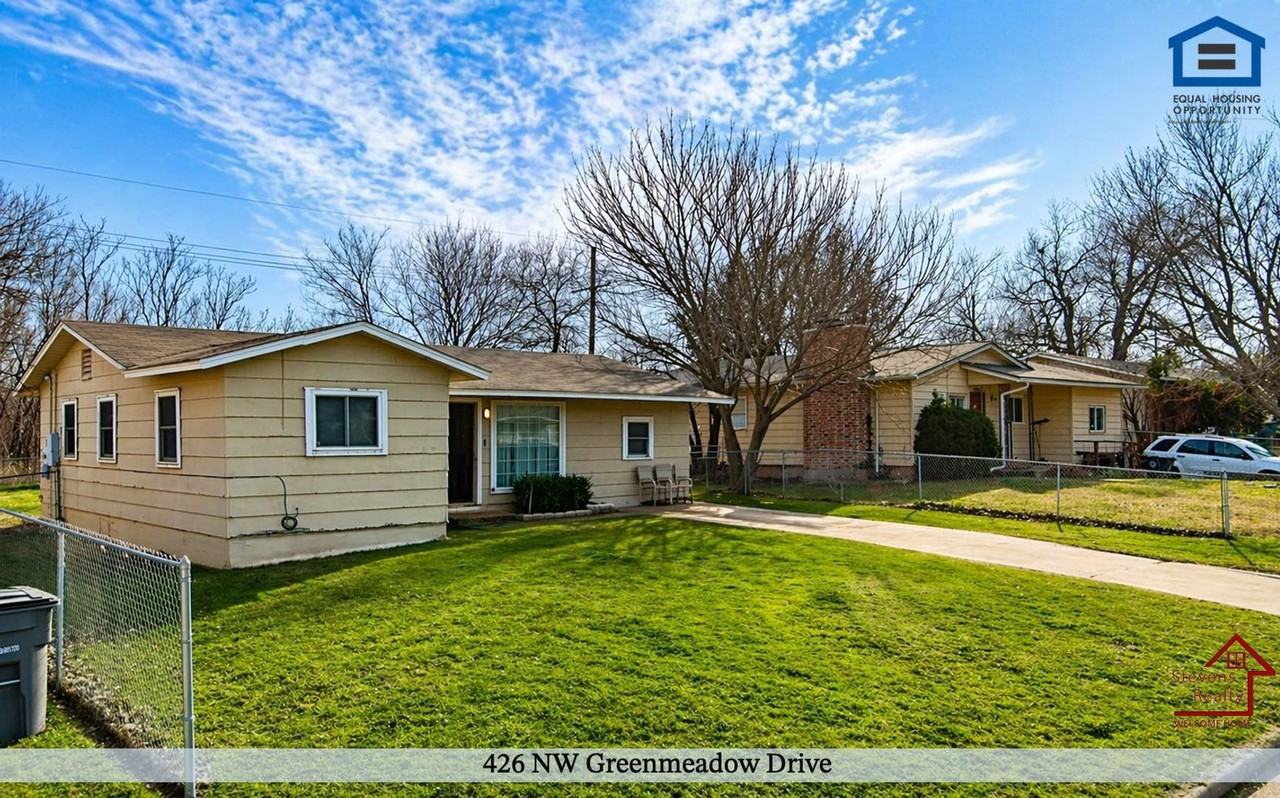 426 Nw Greenmeadow Dr - Photo 2 of 17