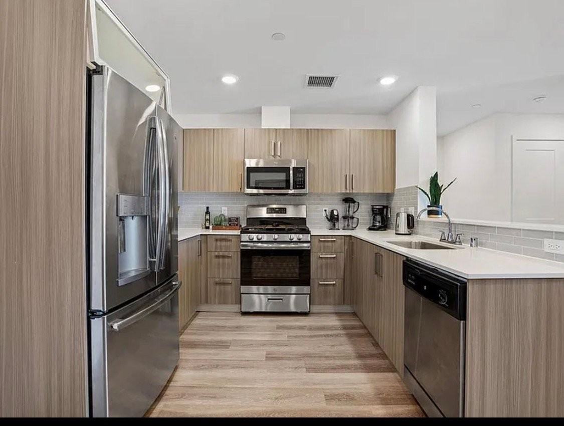 4725 Radford Ave #PH1 - Photo 5 of 9