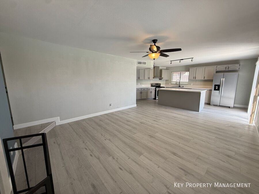 6489 Bugbee Ave - Photo 4 of 28