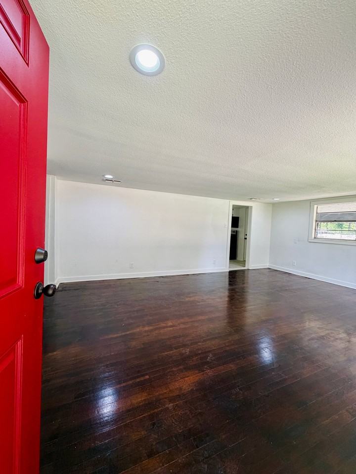 3610 Davis St - Photo 4 of 20