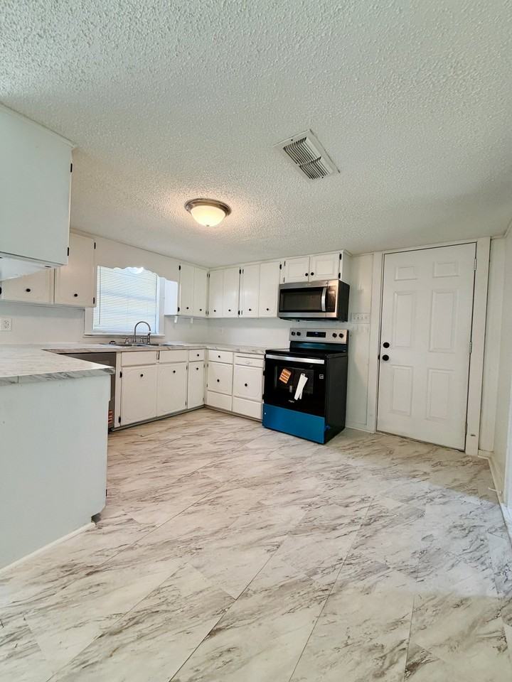 3610 Davis St - Photo 7 of 20