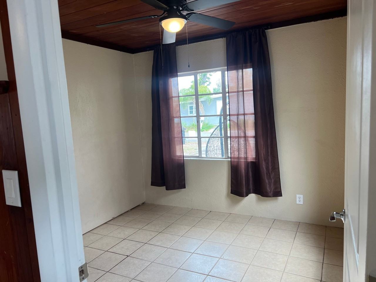 1806 36th Ave W - Photo 4 of 11