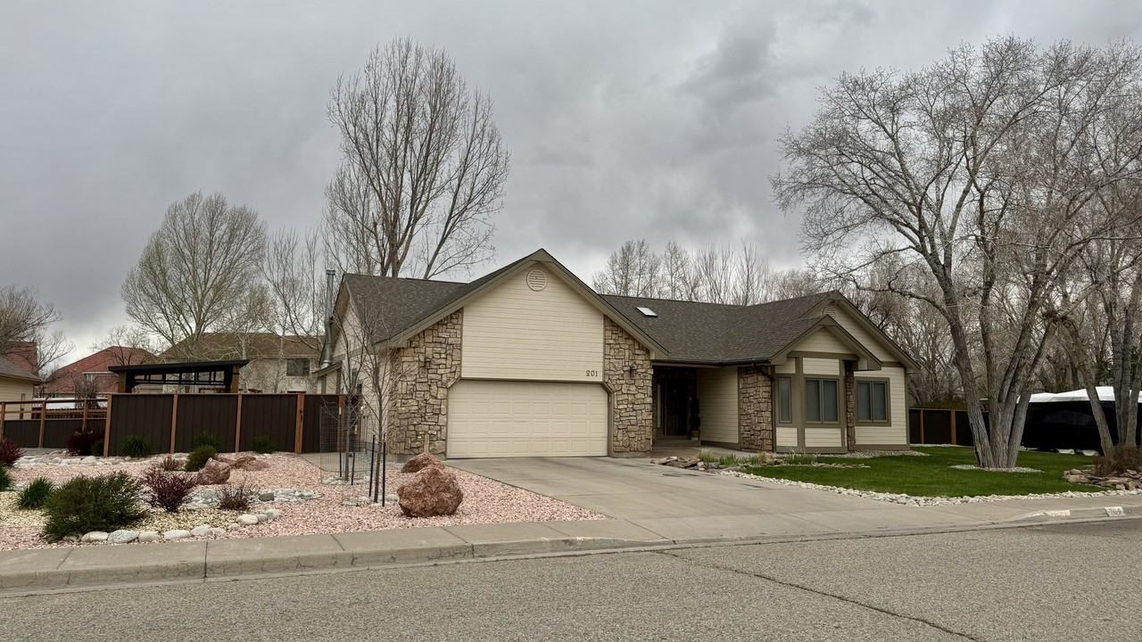 201 Riverwood Dr - Photo 2 of 16