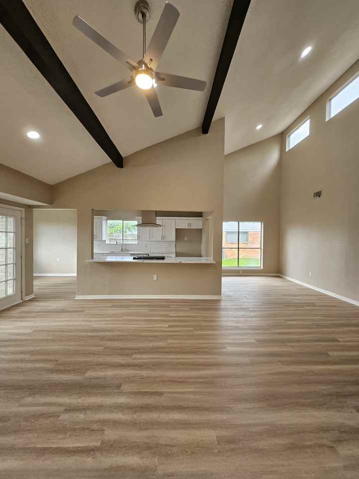 214 Oleander St - Photo 5 of 19