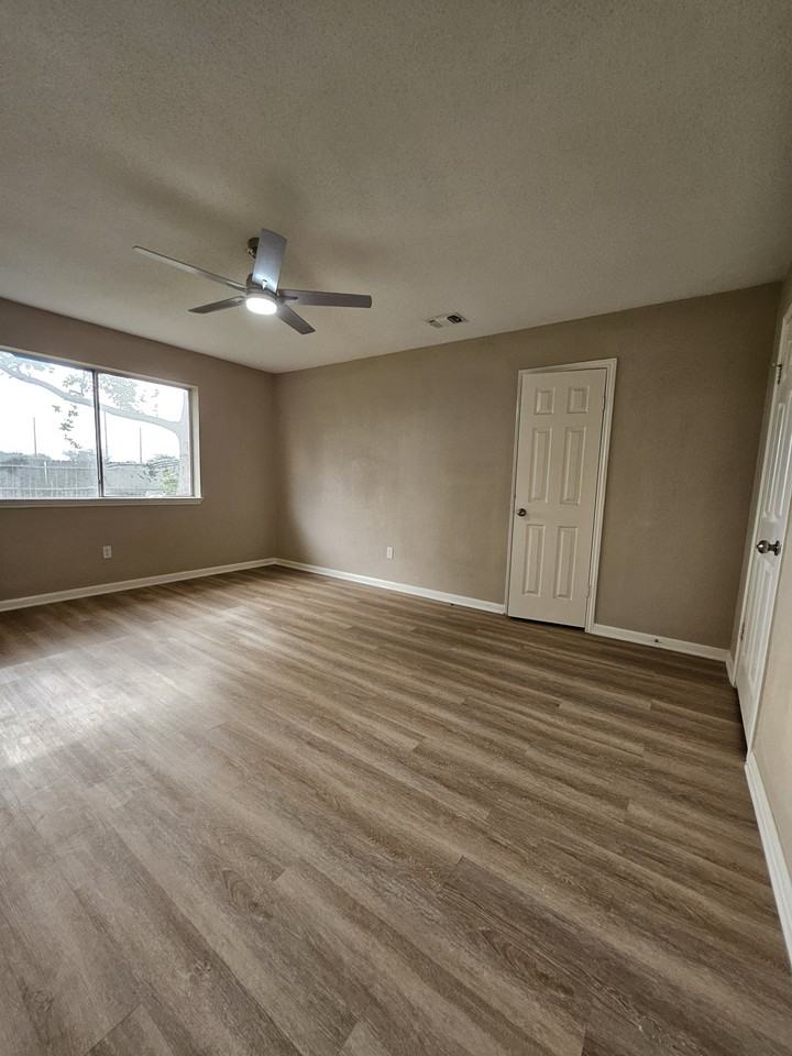 214 Oleander St - Photo 6 of 19