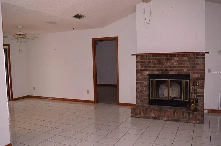 702 Leeward Dr - Photo 2 of 5