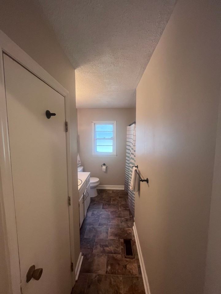 100 Douglas Dr - Photo 7 of 11