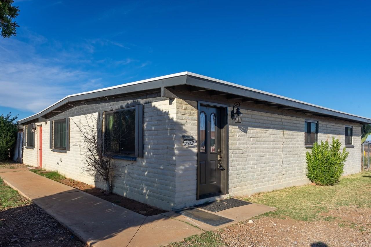 702 N Skyline Dr - Photo 2 of 18