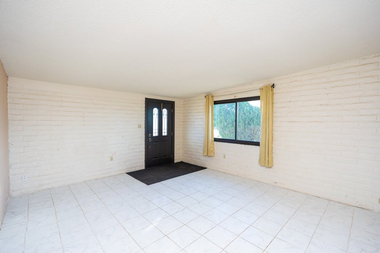 702 N Skyline Dr - Photo 3 of 18