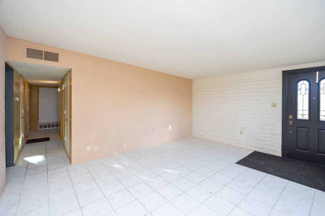 702 N Skyline Dr - Photo 4 of 18