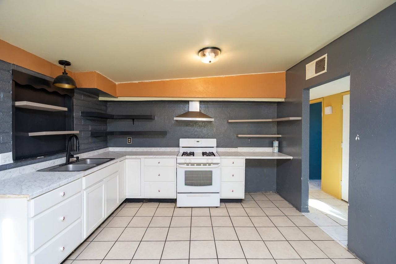 702 N Skyline Dr - Photo 5 of 18