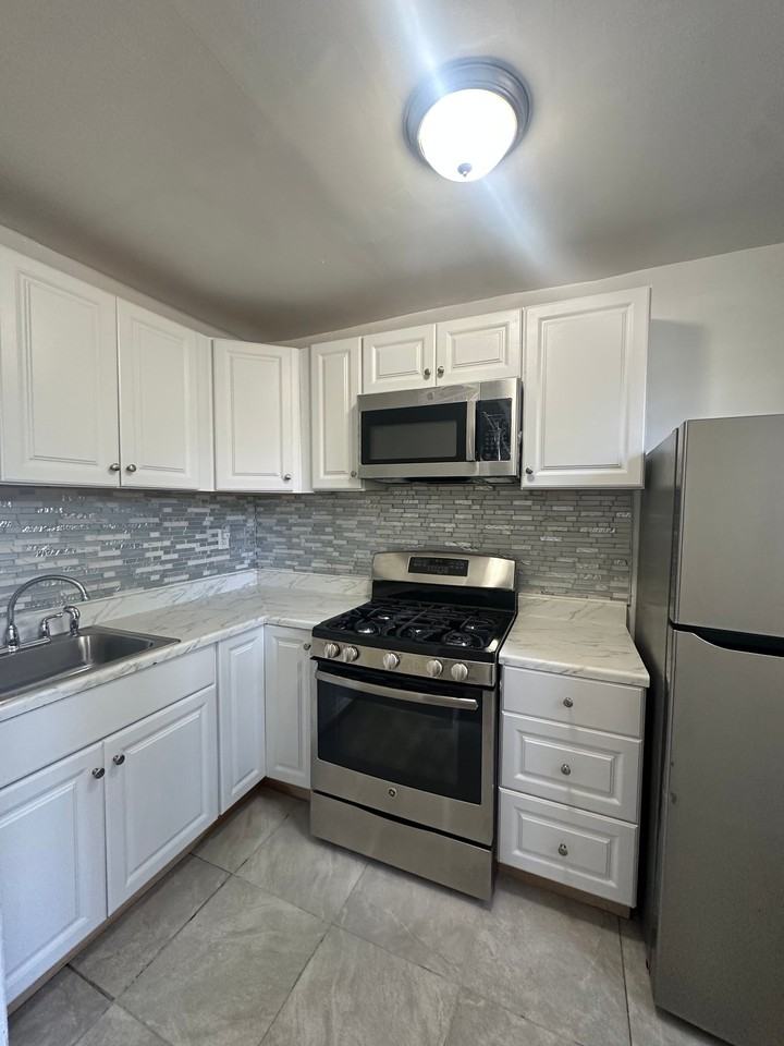 4037 Cedardale Rd - Photo 4 of 13