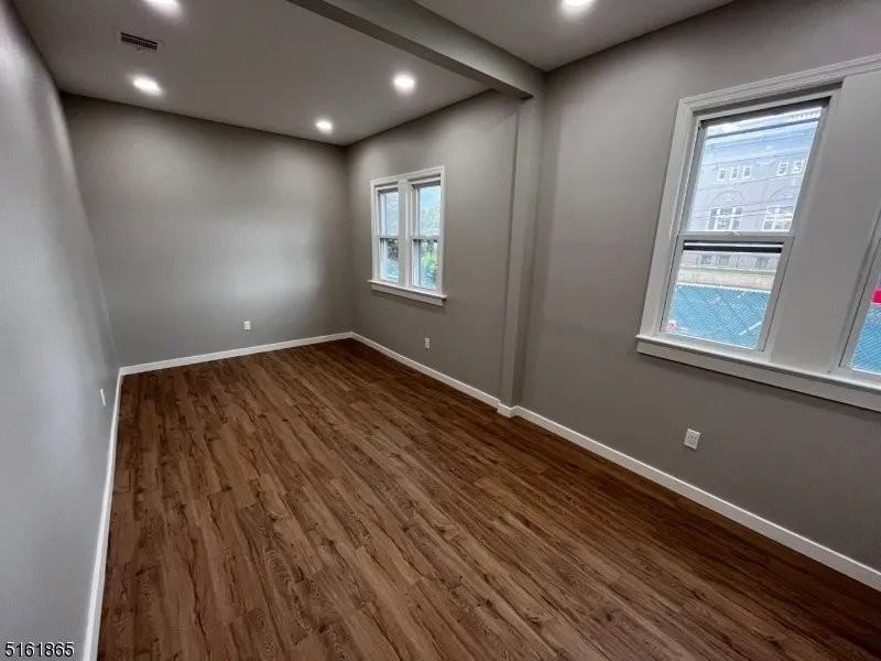 339 Valley Brook Ave #1E - Photo 4 of 8