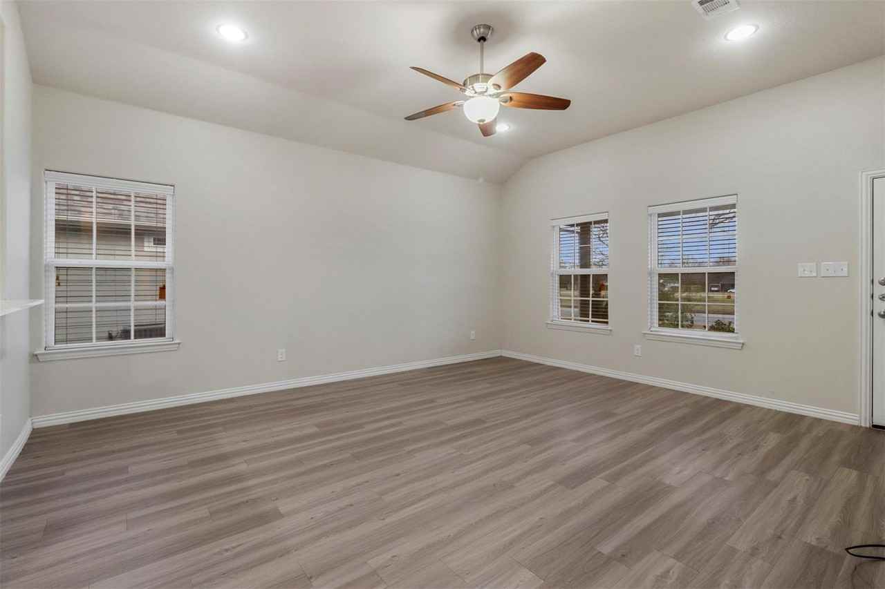 731 W Morton St - Photo 2 of 16