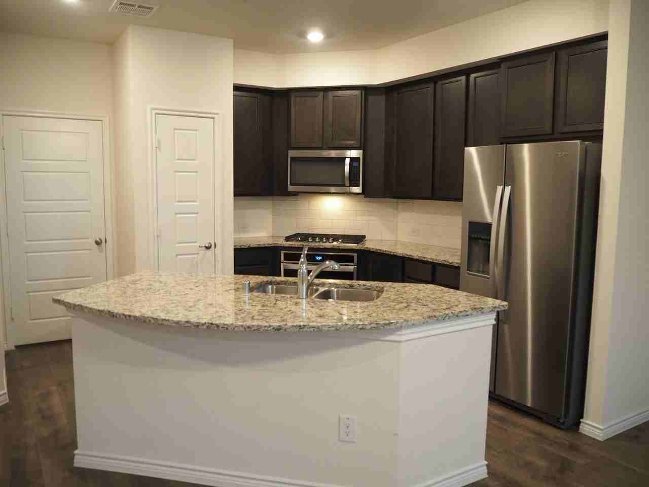 2407 Klamath Dr - Photo 4 of 31