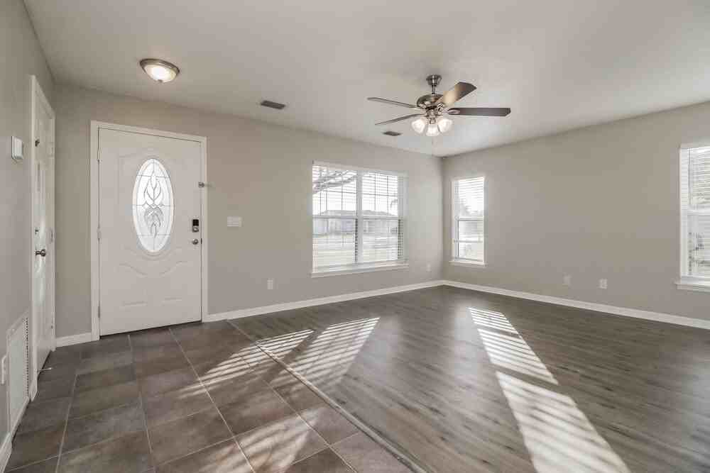 20411 Marlin St - Photo 4 of 17
