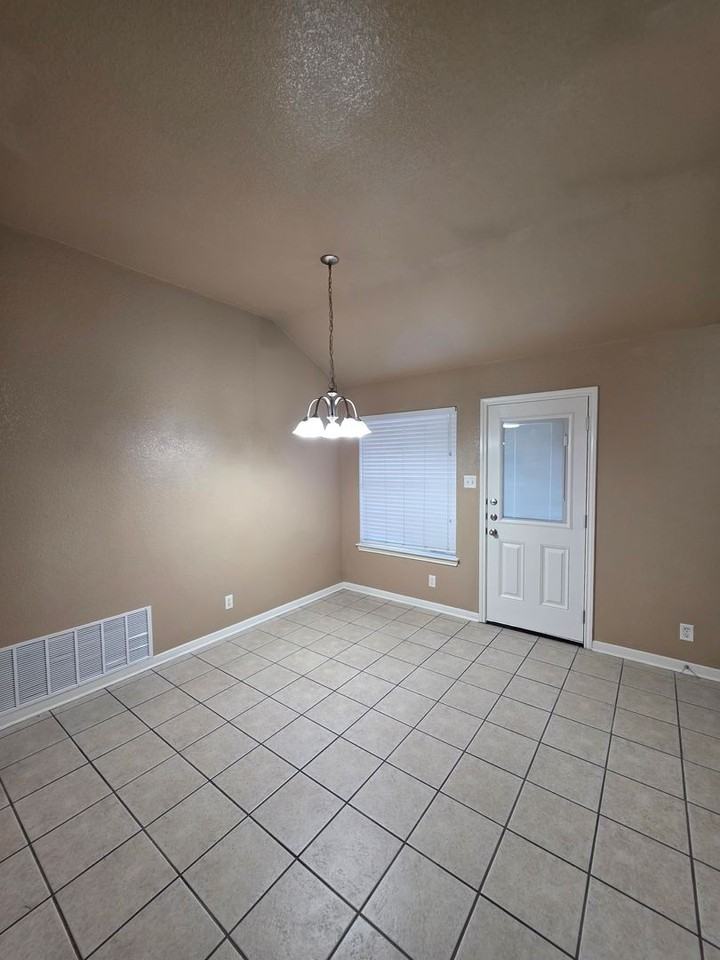4908 Heather Ln - Photo 4 of 18