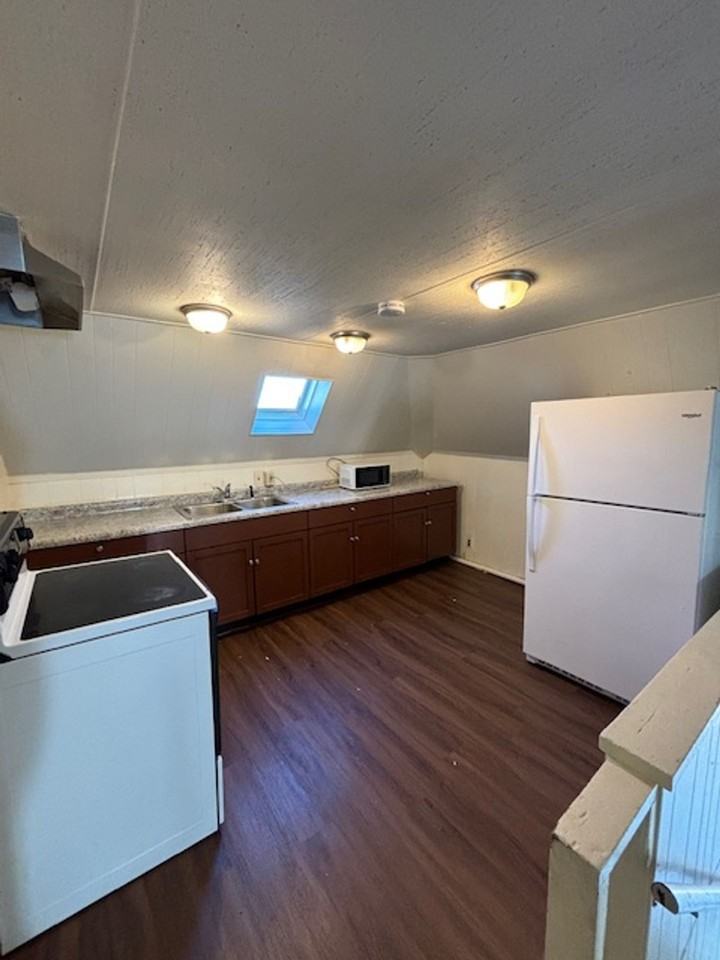 702 W Green St - Photo 3 of 3