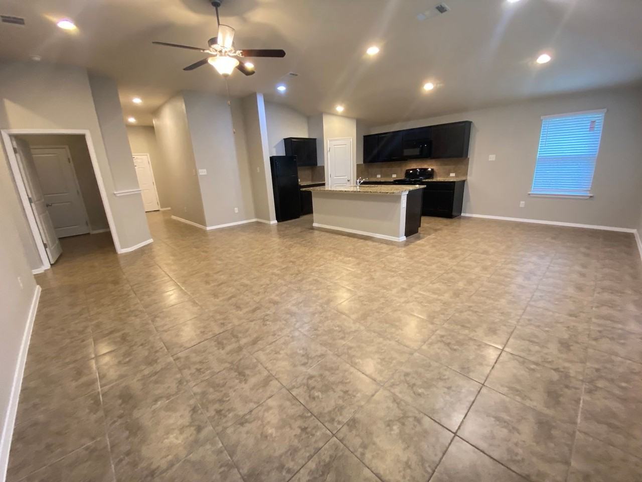 21607 Surrey Ln - Photo 3 of 32
