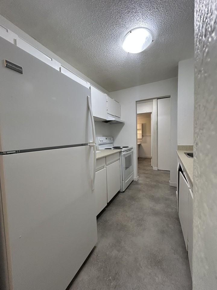2187 Comox Avenue #407 - Photo 3 of 12