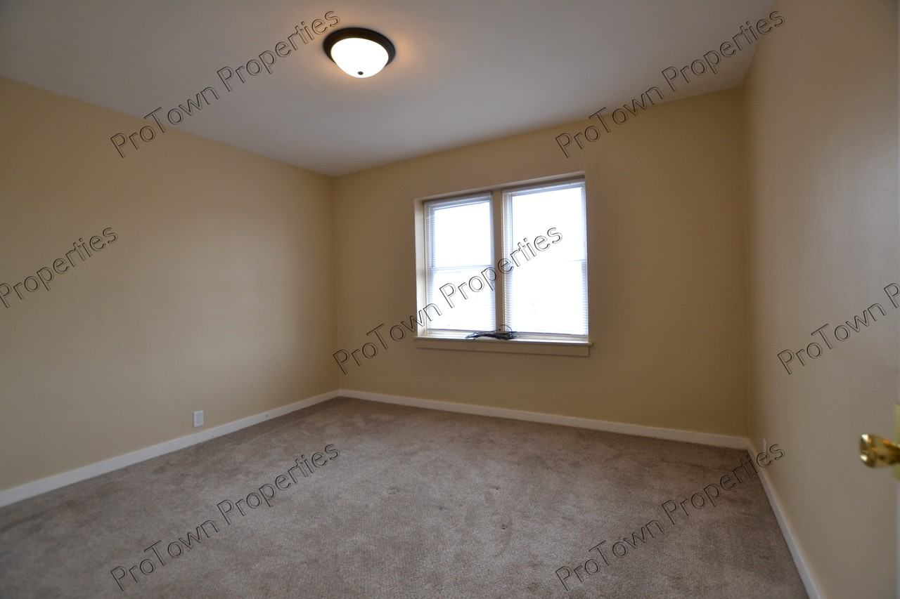 120 East North Street #B1 - Photo 3 of 7