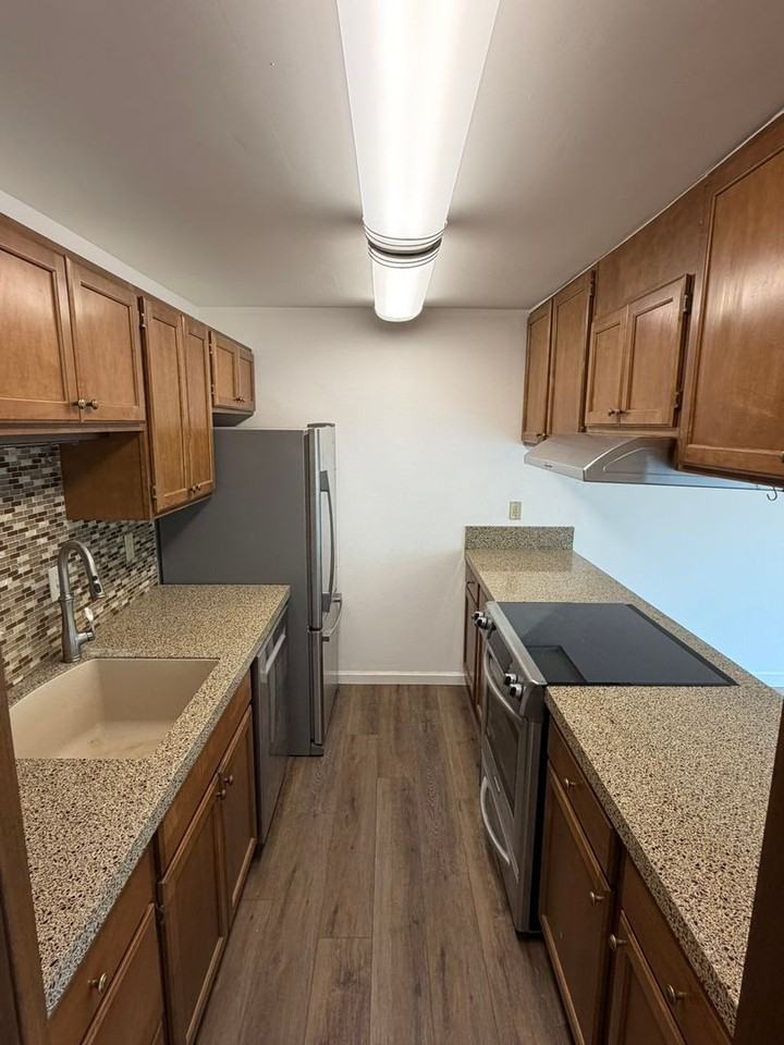 1952 Thorndyke - Photo 3 of 24