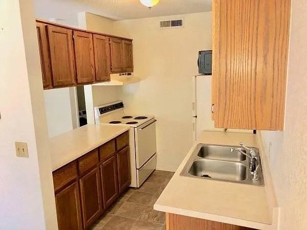 938 W Cleveland St #104 - Photo 4 of 11