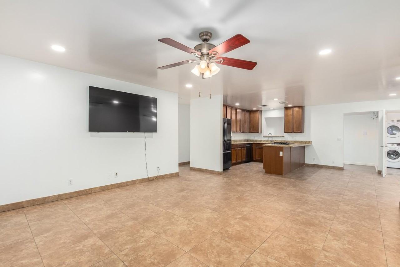 1100 W 12th St - Photo 6 of 37