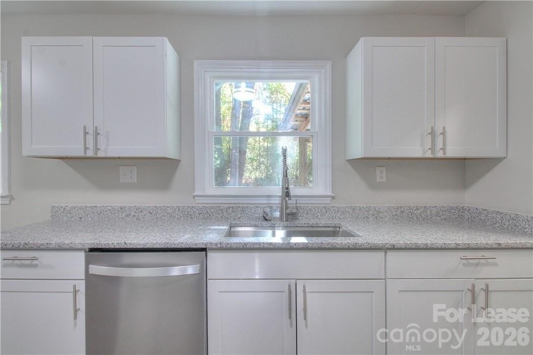 1300 Sharon Dr - Photo 4 of 28