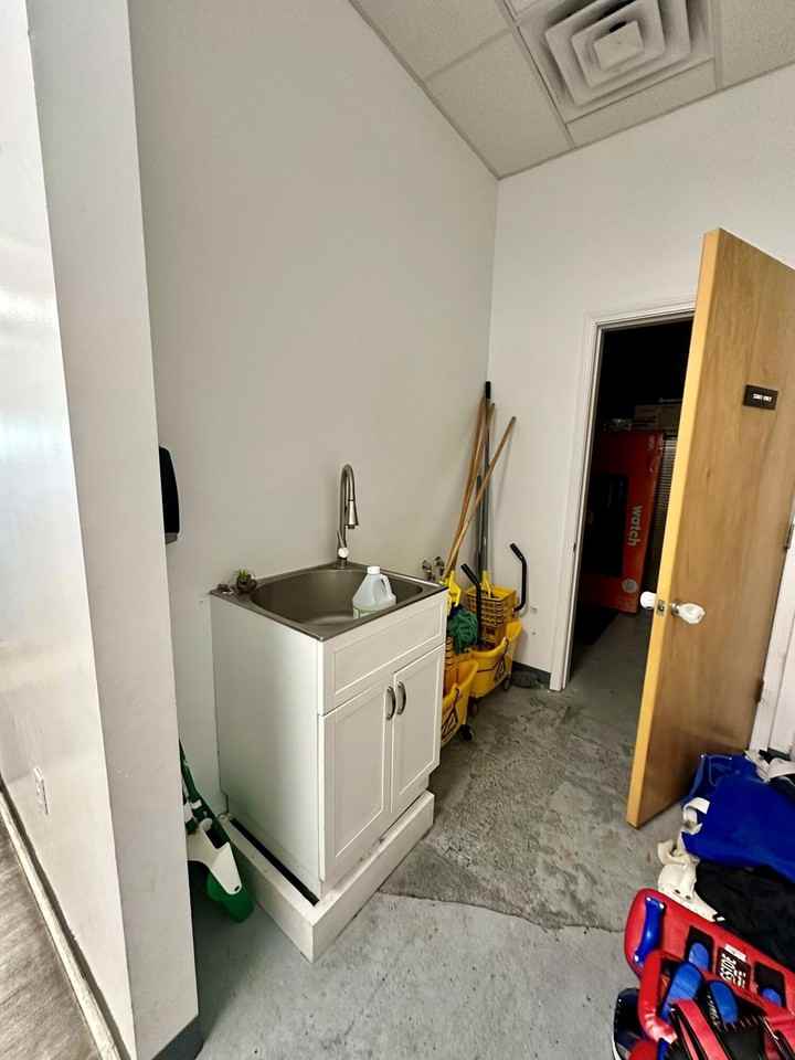 1039 John Sims Pkwy E - Photo 4 of 7