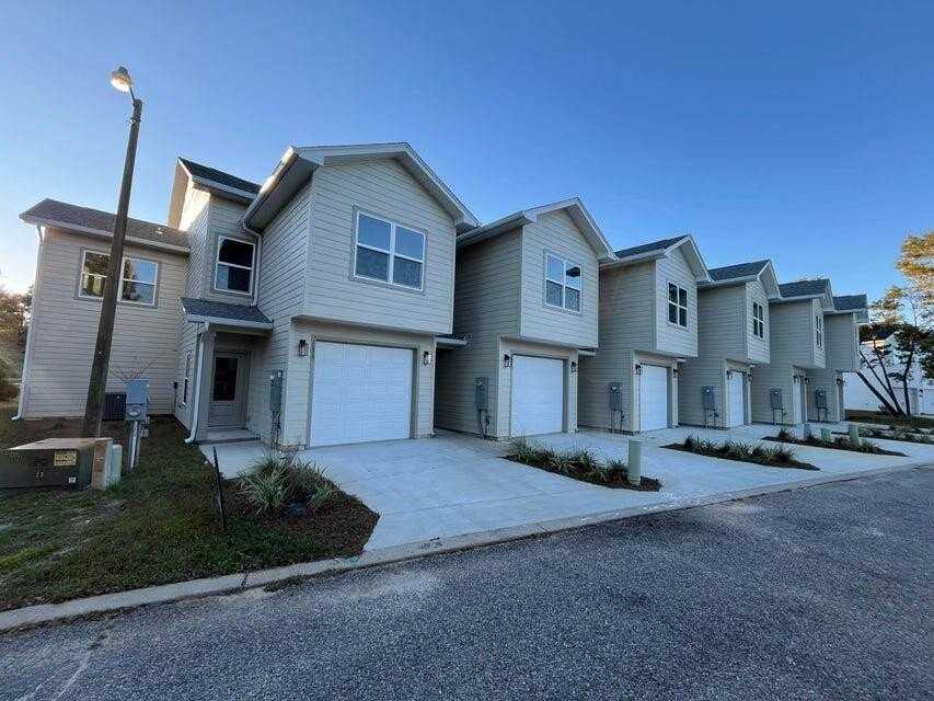 2879 Leahs Ln