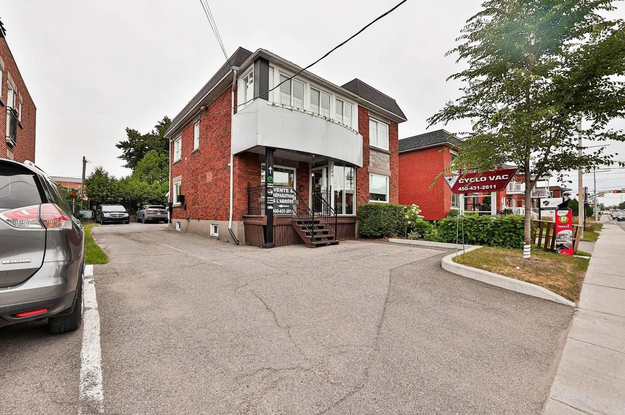 151 Rue De Martigny O - Photo 2 of 48