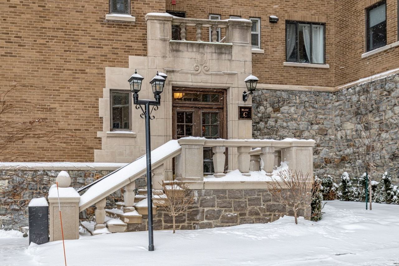 3940 Ch De La Côte-Des-Neiges - Photo 2 of 27