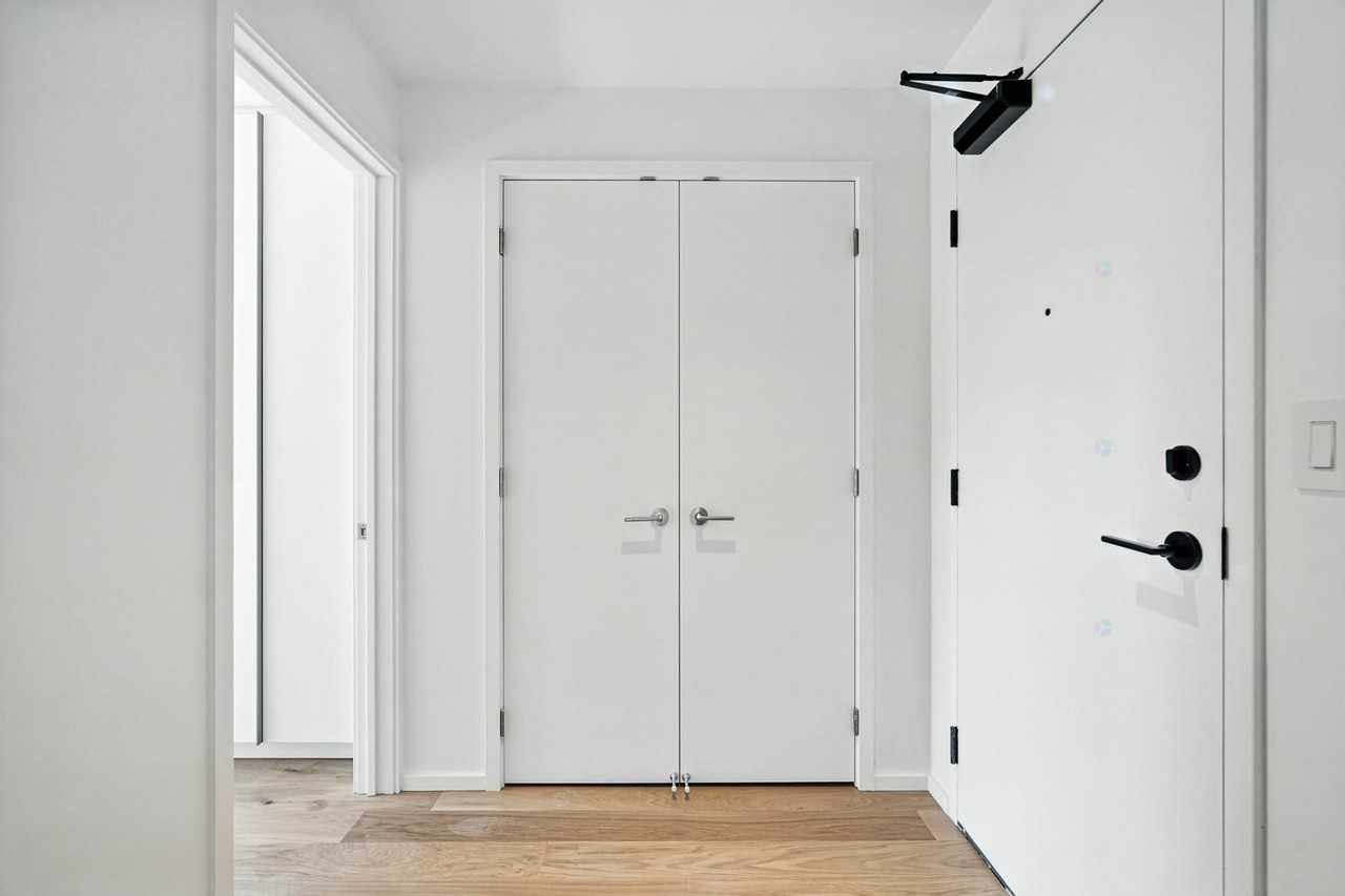 585 Av Glengarry - Photo 3 of 22