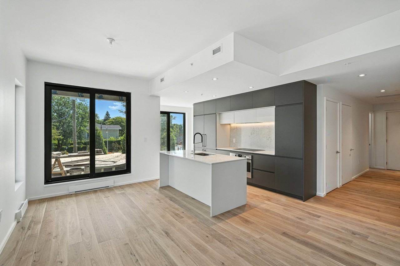 585 Av Glengarry - Photo 6 of 22