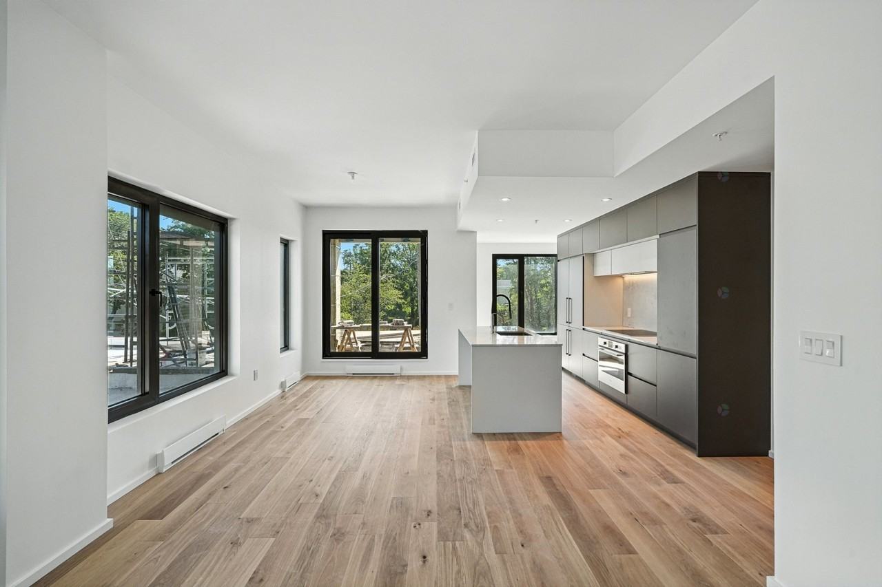 585 Av Glengarry - Photo 7 of 22